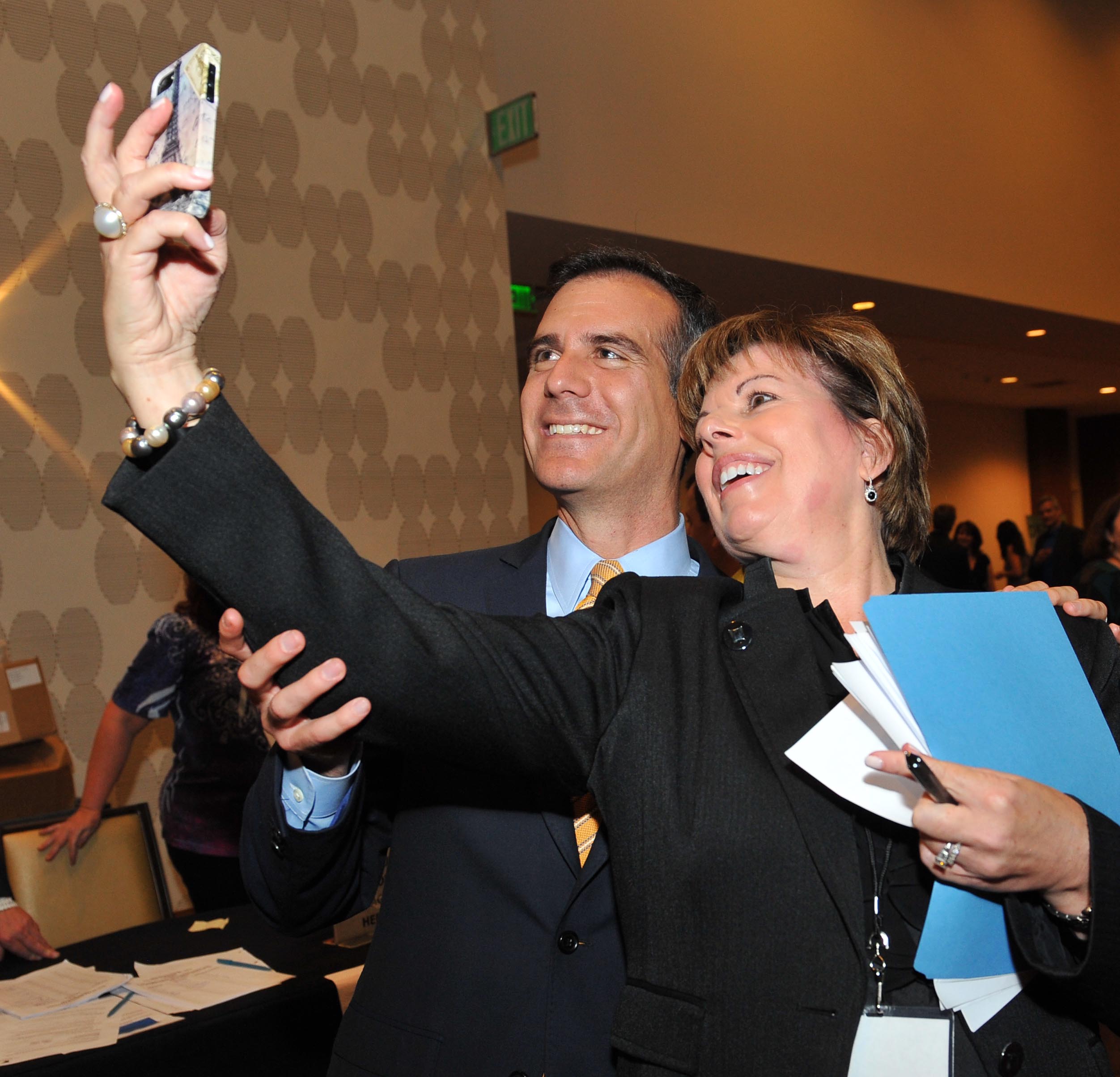 SAG-AFTRA Los Angeles Local Executive Director Ilyanne Morden Kichaven taking a “selfie” with union member and Mayor of Los Angeles Eric Garcetti 