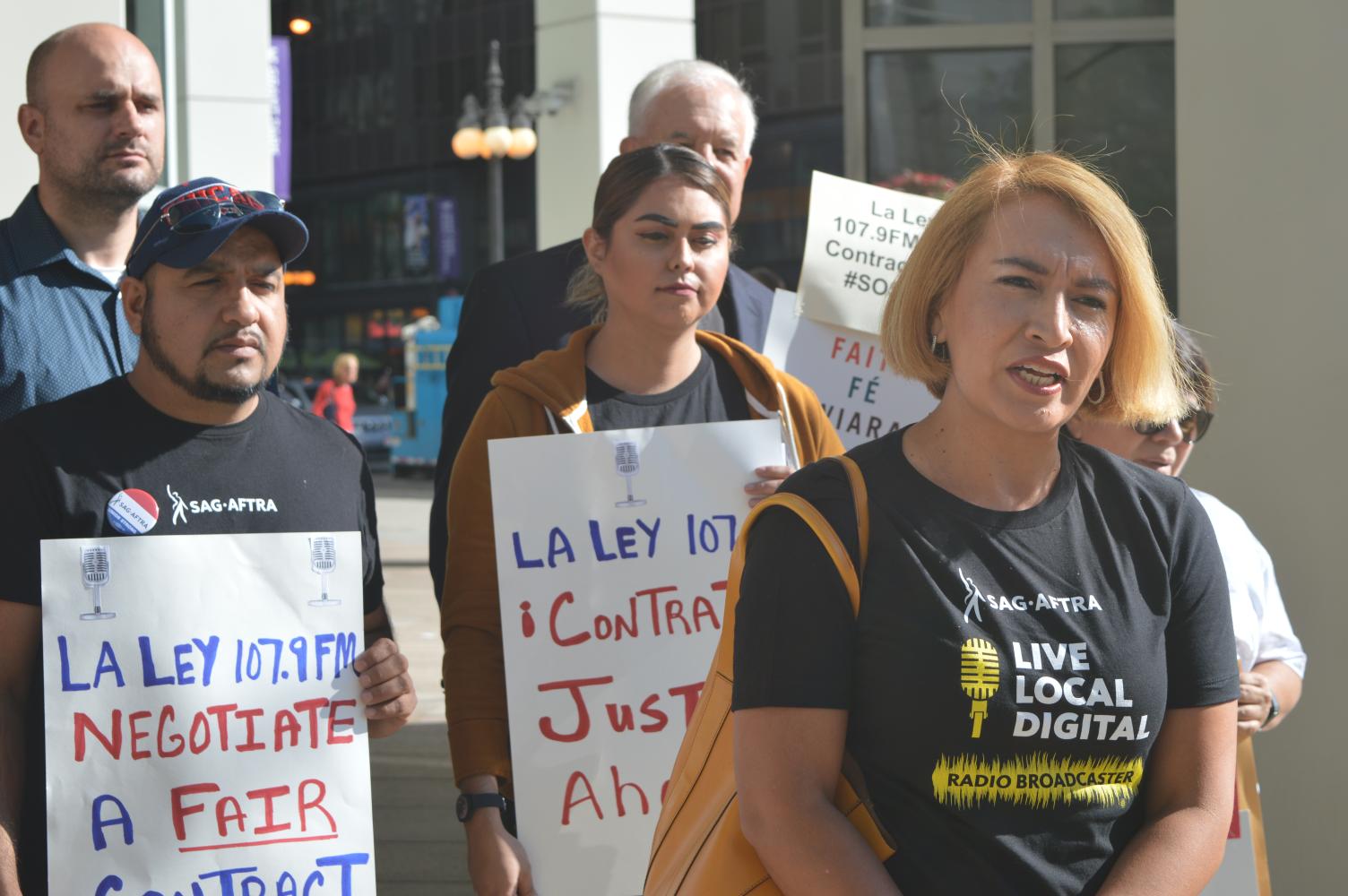 La comentarista deportiva de La Ley, Elizabeth Jiménez, pidió a SBS que proporcione un primer contrato justo a sus empleados de SAG-AFTRA durante una conferencia de prensa frente a las oficinas de La Ley en Chicago el 4 de septiembre de 2019.