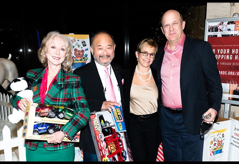 Los Elfos de Santa Claus, o más bien, desde la izquierda, la miembro de la Junta de Los Ángeles, Ellen Crawford, la Vicepresidenta Nacional, Los Ángeles, Clyde Kusatsu, la Presidenta Gabrielle Carteris y la Vicepresidenta Nacional, Actores / Intérpretes, William Charlton, tienen cubiertos los deberes de los juguetes.