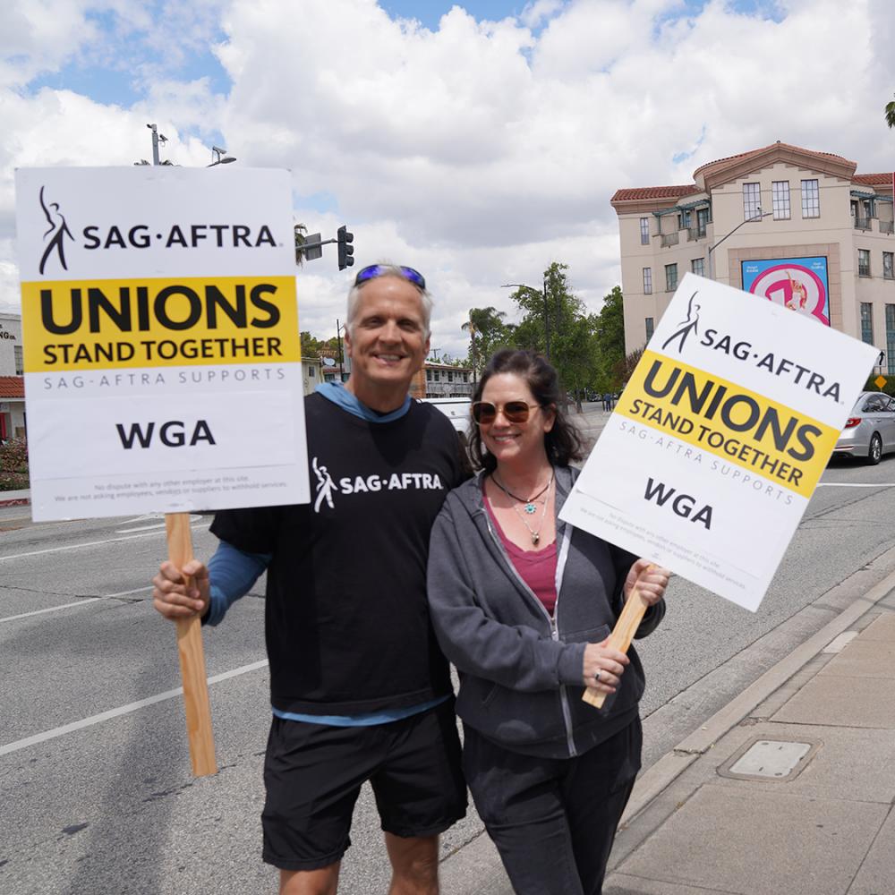 Artículo de carrusel para "Los miembros locales de Los Ángeles apoyan a la WGA durante la huelga"