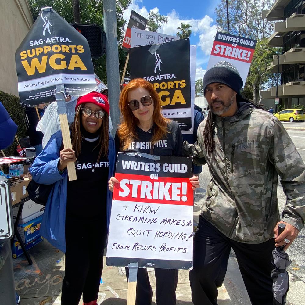 Artículo de carrusel para "Los miembros locales de Los Ángeles apoyan a la WGA durante la huelga"