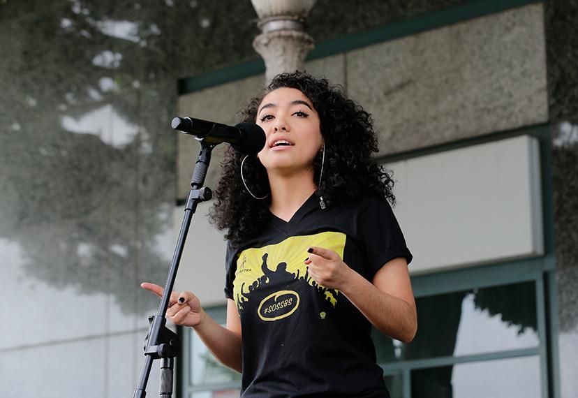 El miembro de SAG-AFTRA y la estrella de 'Betty en NY' Elyfer Torres se dirige a la multitud. Foto de Maury Phillips / SAG-AFTRA