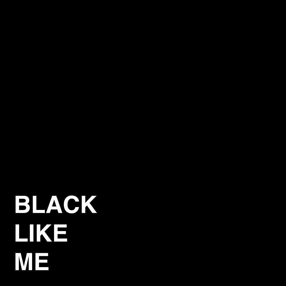 Cuadrado negro con copia "Black Like Me" ubicado en la esquina inferior izquierda.