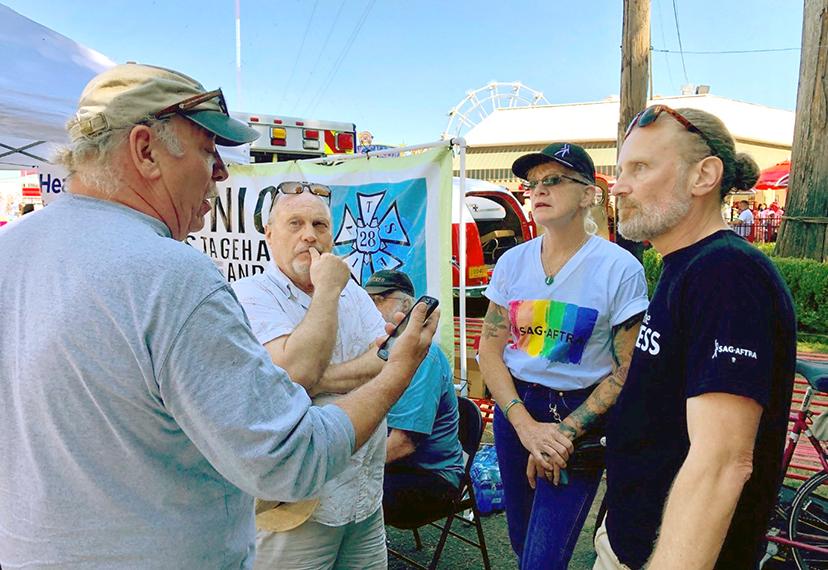 Los miembros locales de Portland, Hank Cartwright, Danny Bruno, Gwyn Laree y Todd Robinson discuten los problemas que afectan a su sindicato en el Picnic del Día del Trabajo de 2019. Foto de Jeff Rosick.