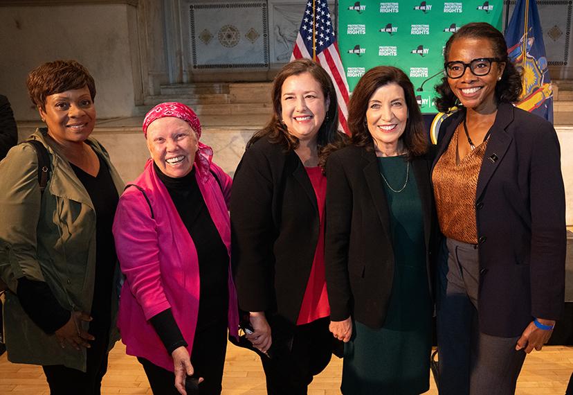 Desde la izquierda, los miembros de la Junta Local de Nueva York, Verania Kenton; Leslie Shreve; Rebecca Damon, Directora Ejecutiva, Local de Nueva York, Política Laboral y Asuntos Internacionales; la gobernadora Kathy Hochul; y el miembro de la Junta Local de Nueva York, Avis Boone.