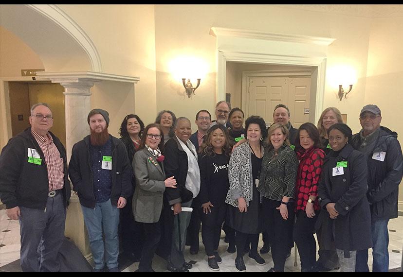 Los miembros y el personal de SAG-AFTRA Washington-Mid Atlantic Local se reúnen con los miembros de IATSE, los educadores de la Universidad Morgan State y Johns Hopkins y los representantes de AFL-CIO en el lobby del Edificio del Senado de Maryland antes de que comience la audiencia HB565.