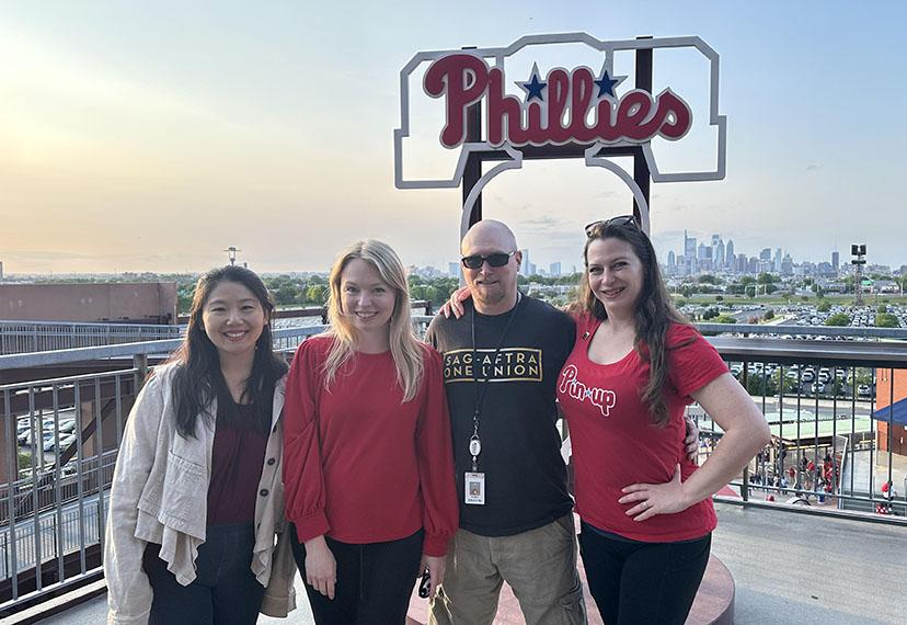 Desde la izquierda, el capitán de ataque de la WGA, Shuo Zhang, la presidenta local de SAG-AFTRA Filadelfia, Nicole Izanec, el miembro de la Junta Nacional de SAG-AFTRA Filadelfia, Mike Kraycik, Cate Ness.