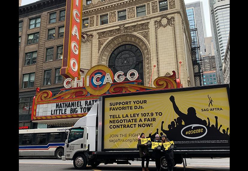 Un camión móvil en Chicago instó a los oyentes a apoyar a las emisoras de La Ley que luchan por un contrato justo.