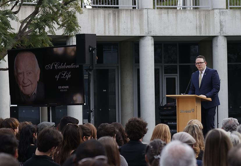 El Director Ejecutivo Nacional de SAG-AFTRA, Duncan Crabtree-Ireland, habla en la Celebración de la Vida de Ed Asner celebrada en el Centro Cultural Skirball en Los Ángeles el 7 de abril de 2022.