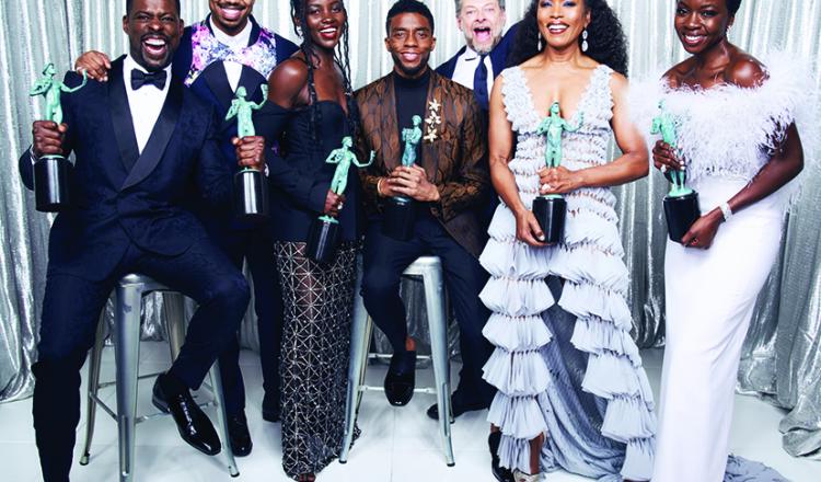 Chadwick Boseman, centro, y el elenco de Black Panther en los premios SAG 2019.