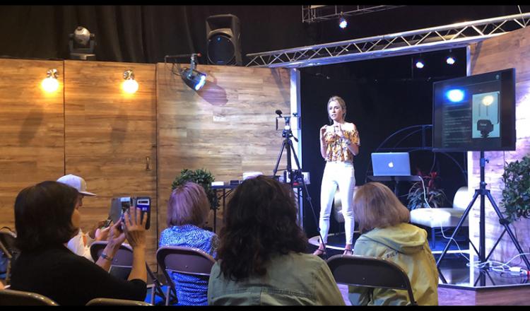 El vicepresidente del Comité de Intérpretes NextGen de SAG-AFTRA LA, Aubrey Mozino, toma el centro del escenario y muestra el equipo en el taller de Nevada Local "Realización de películas móviles para autograbación y creación de contenido".