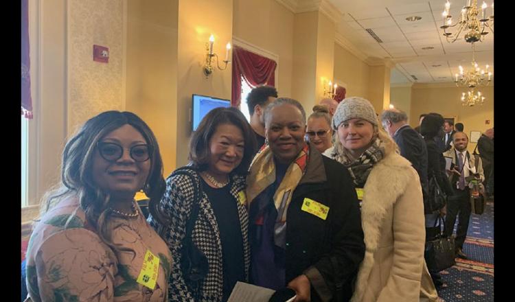 Desde la izquierda, los miembros locales de Washington – Mid Atlantic Towanda Underdue, Ellie Wang, Maggie Linton y Dovile Mark muestran su apoyo a SB718.