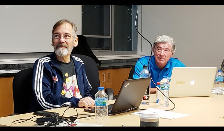 Los veteranos actores de doblaje Wes Johnson y Craig Sechler miran un clip de uno de los videojuegos cubiertos por el sindicato en el que trabajaron. (Foto por Kathryn Klvana)