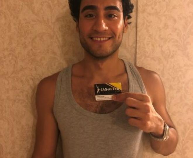 Johnny Olmez con tarjeta de miembro
