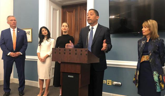 El Director Ejecutivo Nacional de SAG-AFTRA, David White, habla en la conferencia de prensa de la Ley SHIELD en Washington, DC, el 22 de mayo, junto con, desde la izquierda, el Representante John Katko, profesor de la Facultad de Derecho de la Universidad de Miami Mary Anne Franks, miembro de SAG-AFTRA Amber escuchó un