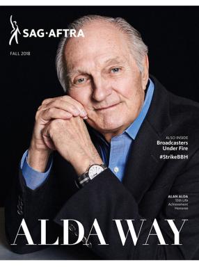 Portada de la revista SAG-AFTRA Otoño 2018 de Alan Alda con el siguiente texto en el lado derecho: "También adentro: Broadcasters Under Fire #StrikeBBH"
