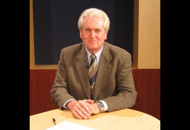 Una foto del miembro de Washington-Mid Atlantic John R. Harter sentado en un escritorio.