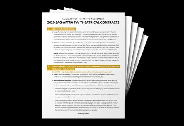 "Resumen de contratos tentativos de televisión / teatro SAG-AFTRA 2020" sobre montones de papeles desplegados sobre un fondo negro