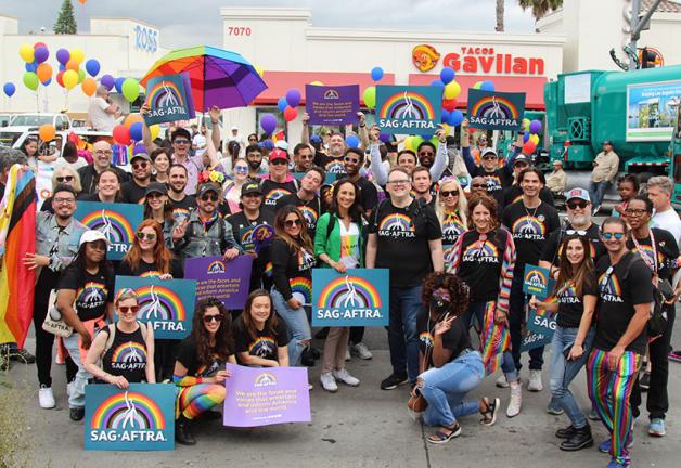 Los miembros y el personal de SAG-AFTRA se unen al LA Pride Parade 2023.