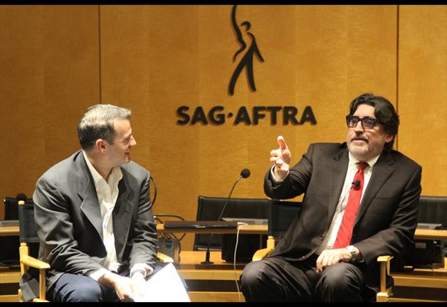 Alfred Molina, derecha, y Michael Bradley recuerdan los obstáculos personales que enfrentaron al comenzar durante un panel del Conservatorio de Los Ángeles en SAG-AFTRA Plaza.