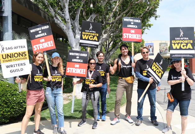 Imagen destacada de "Los miembros locales de Los Ángeles apoyan a la WGA durante la huelga"