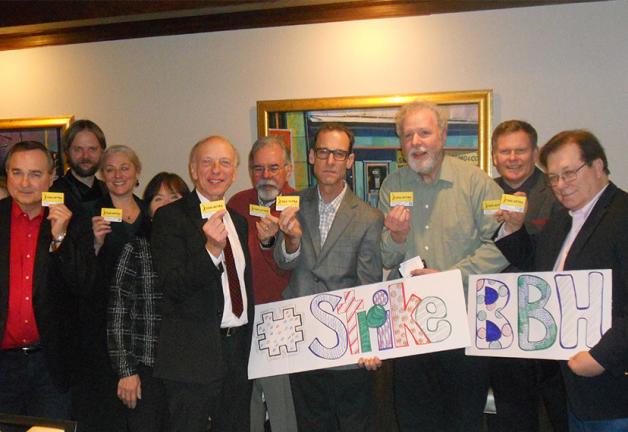 El presidente local de Ohio-Pittsburgh, Paul Martino, en el extremo izquierdo, y los miembros posan con orgullo con sus tarjetas sindicales SAG-AFTRA y un mensaje especial para BBH.