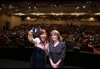 SAG-AFTRA L.A. Host Committee Chair Lisa Ann Walter and Local President Patricia Richardson – along with over 700 – take a photo at the local’s SAG Awards® viewing party. Photo by Jesse Grant/SAG-AFTRA