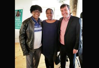Desde la izquierda, el segundo vicepresidente local de Michigan, Phil Elam, miembro y locutor Vickie Thomas y el presidente local Eric Wydra