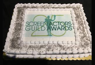 Un gran pastel con glaseado blanco con el logo de la 25ª Edición de los Premios SAG