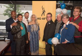 Miembros del SAG-AFTRA Colorado Local y familia en la fiesta de los Premios Tony el 9 de junio