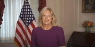 Imagen heroica de "La primera dama Jill Biden envía un mensaje de aliento a los artistas en huelga"