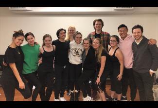 Stella Adler Estudio de estudiantes en funciones con comerciales del personal y organizador de #AdsGoUnion Adam Green, a la derecha.
