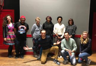 Phoebe Jonas, miembro de la Junta Nacional, en la fila de atrás, a la derecha, y Josh Evans, en la fila de adelante, a la izquierda, con los artistas de Peoples Improv Theater.