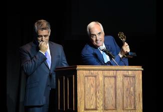 Los presentadores de SAG-AFTRA Ken Rice (KDKA-TV) y David Johnson (WPXI-TV) lo comentan durante 'Off the Record XIX' el 3 de octubre.