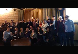 Foto grupal de miembros de SAG-AFTRA con sede en Pittsburgh que sostienen sus tarjetas sindicales.