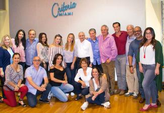 Miembros y líderes locales junto al presentador Manny Herrera en el taller del 14 de abril en Miami.