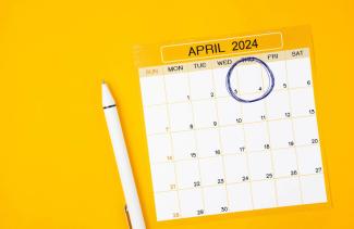 Fondo amarillo con un calendario blanco que muestra abril de 2024. El 4 de abril está rodeado por un círculo.