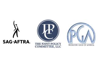 Logotipo de SAG-AFTRA a la izquierda, logotipo de The Joint Policy Committee, LLC en el centro y logotipo de Producers Guild of America a la derecha, todo sobre fondo blanco