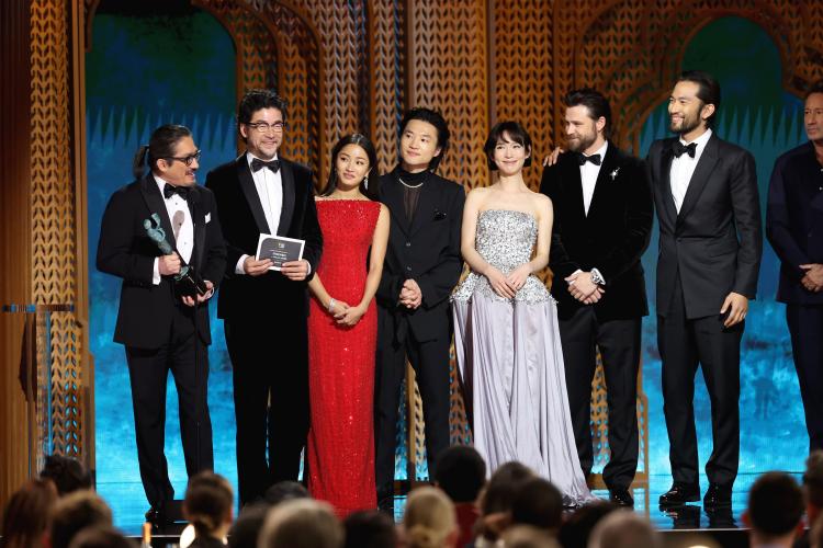 From left, Hiroyuki Sanada, Tanabou Asano, Anna Sawai, Hiroto Kanai, Moeka Hoshi, Cosmo Jarvis, and Shinnosuke Abe stand on stage. Sanada holds the SAG Awards statuette.
