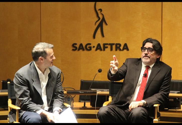 El reconocido miembro de SAG-AFTRA, Alfred Molina, a la derecha, con el miembro del Comité Conservatorio de SAG-AFTRA LA, Michael Bradley, el 26 de noviembre.