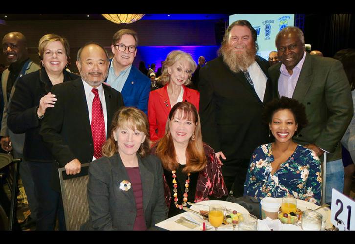 Fila de atrás, desde la izquierda, la directora ejecutiva Ilyanne Morden Kichaven; Vicepresidente de SAG-AFTRA, Los Ángeles Clyde Kusatsu; Kevin James, presidente de la Junta de Obras Públicas de Los Ángeles y coordinador jefe de cine de Los Ángeles; Miembro de la Junta de SAG-AFTRA Los Angeles y MOVE LA Co-