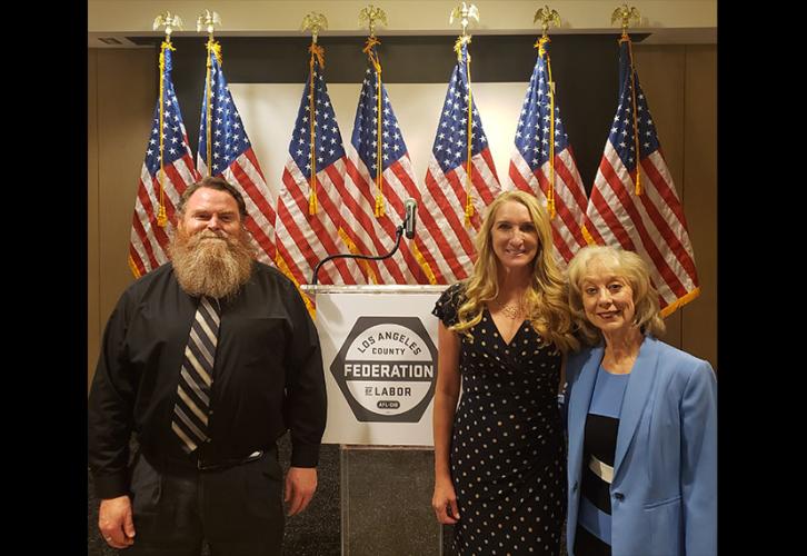Líderes de SAG-AFTRA, incluida la vicepresidenta del comité de LA MOVE, Shea Scullin, miembro de la junta nacional y local Jane Austin y miembro de la junta de LA y la copresidenta de MOVE LA, Ellen Crawford, en la Federación Laboral del Condado de Los Ángeles, AFL-CIO, quinto día anual de los veteranos Bre