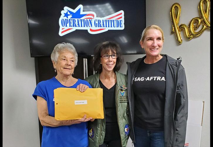 La miembro de la Junta Nacional de SAG-AFTRA y la presidenta del Comité Militar de Los Ángeles, Jane Austin, a la derecha, representaron a SAG-AFTRA el 14 de diciembre para la Operación Gratitud.