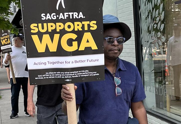 SAG-AFTRA members support the WGA