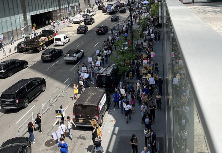 SAG-AFTRA members support the WGA