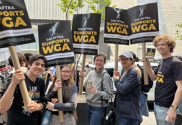 SAG-AFTRA members support the WGA