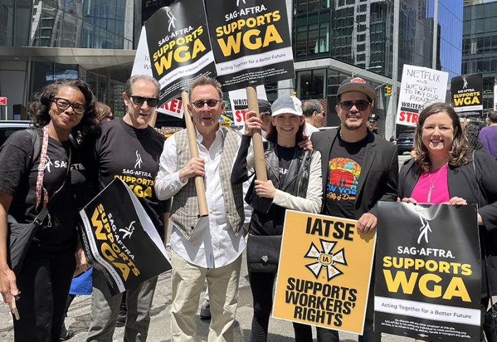 SAG-AFTRA members support the WGA