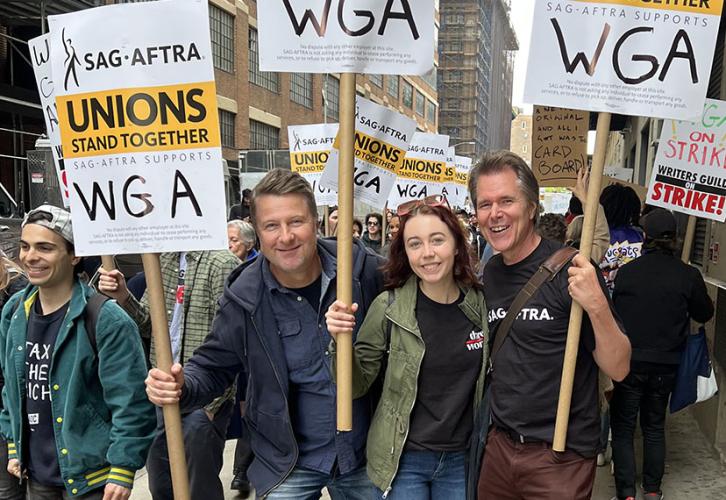 SAG-AFTRA members support the WGA