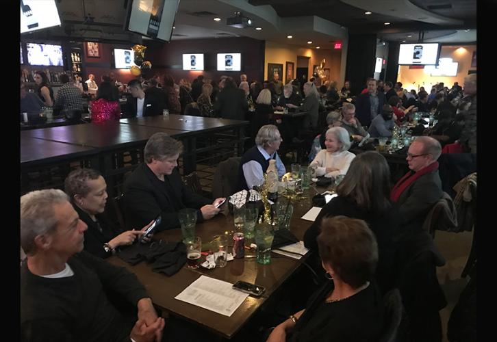 Una mesa de hombres y mujeres sentados en la fiesta.