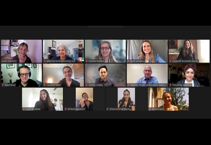 Una pantalla Zoom con catorce cuadros de personas sonriendo.